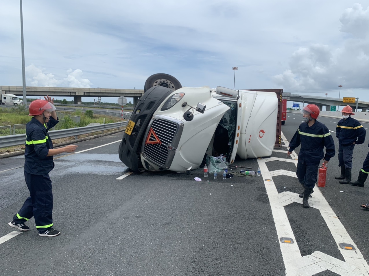 Cứu hộ người trong xe ô tô bị lật địa bàn quận Hải An, Hải Phòng